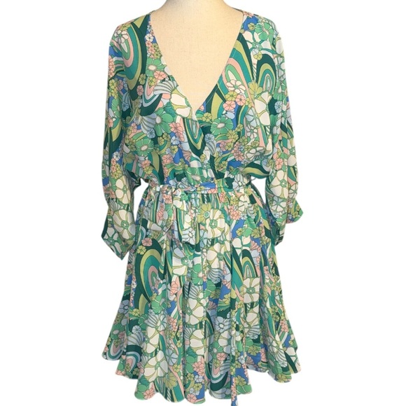 Aakaa Green and White Retro Mini Dress with Bishop Sleeves - Picture 1 of 4